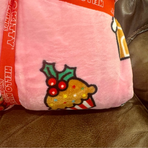 VHTf - Hello Kitty Gingerbread & Cupcakes Full/Queen Plush Christmas Blanket - Picture 5 of 9